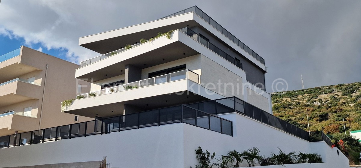 Trogir, luxury penthouse 160 m2, 2 garages, new building, sea view