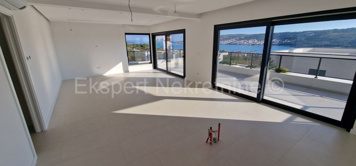 Trogir, luxury penthouse 160 m2, 2 garages, new building, sea view