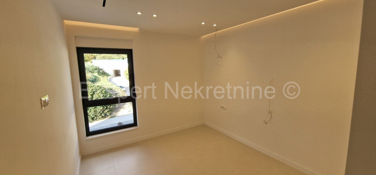 Trogir, luxury penthouse 160 m2, 2 garages, new building, sea view