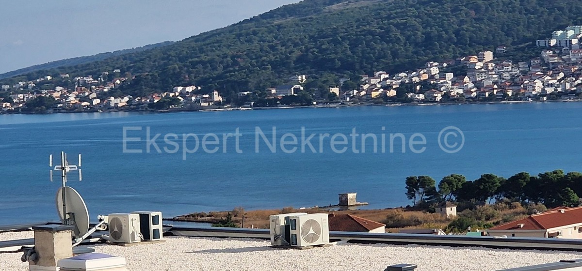 Trogir, luxury penthouse 160 m2, 2 garages, new building, sea view