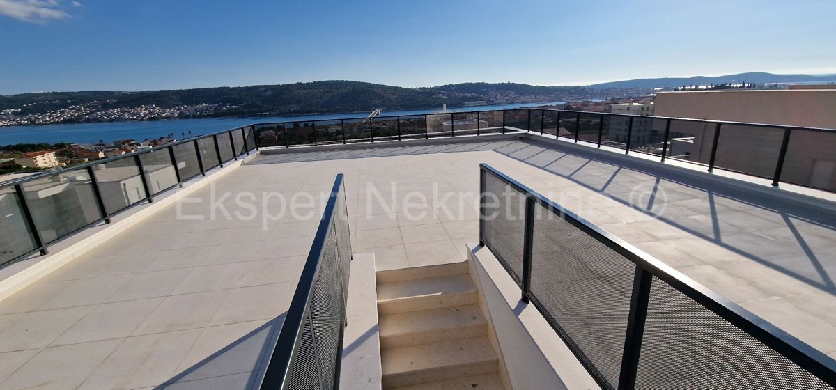 Trogir, luxury penthouse 160 m2, 2 garages, new building, sea view
