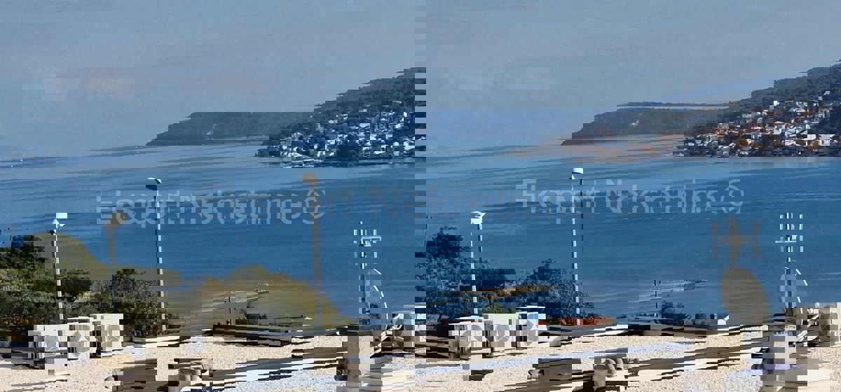 Trogir, luxury penthouse 160 m2, 2 garages, new building, sea view