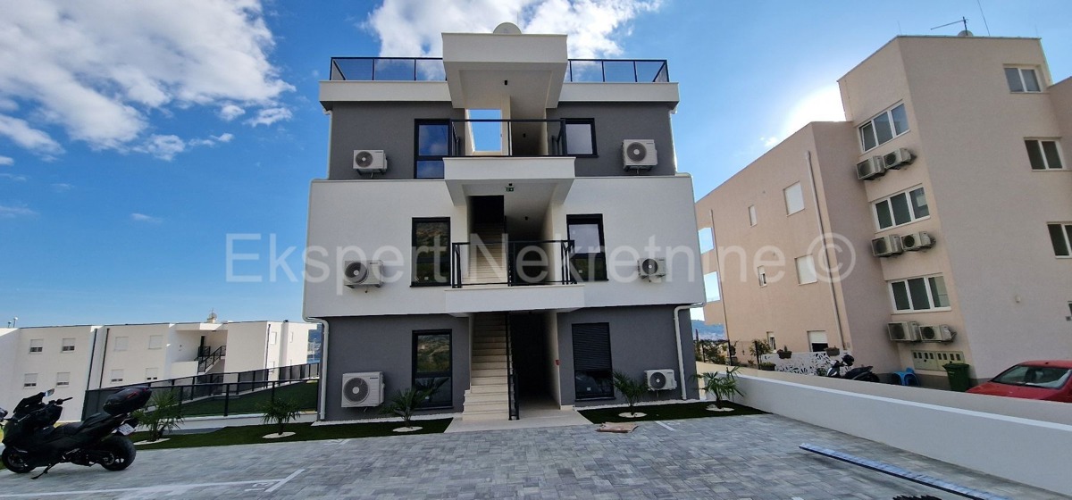 Trogir, luxury penthouse 160 m2, 2 garages, new building, sea view