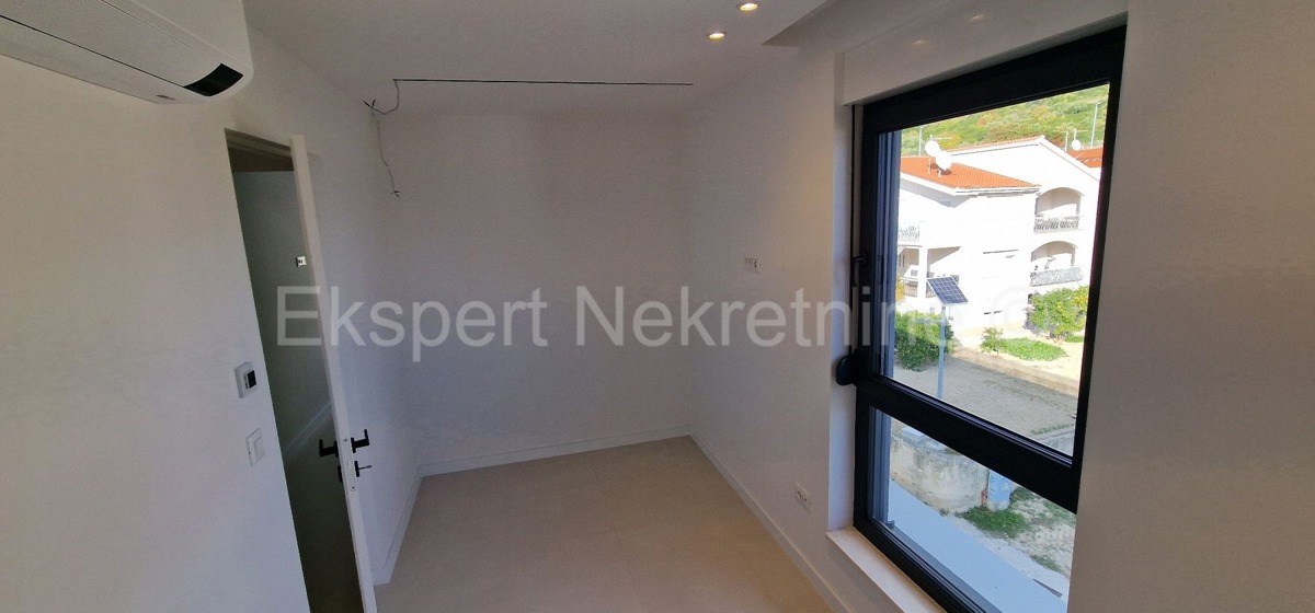 Trogir, luxury penthouse 160 m2, 2 garages, new building, sea view