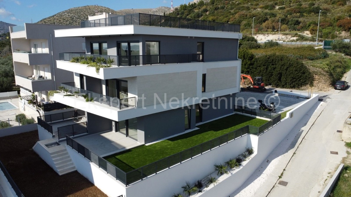 Trogir, luxury penthouse 160 m2, 2 garages, new building, sea view