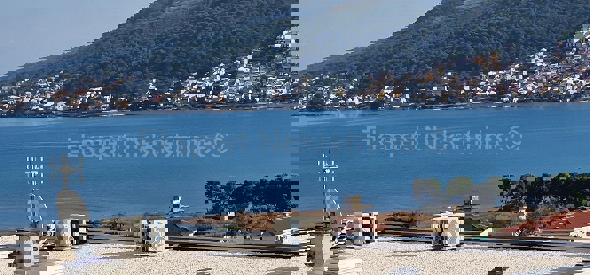 Trogir, luxury penthouse 160 m2, 2 garages, new building, sea view