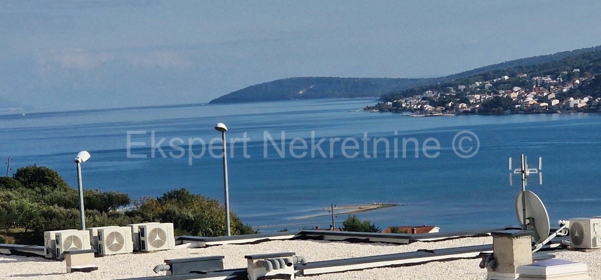 Trogir, luxury penthouse 160 m2, 2 garages, new building, sea view