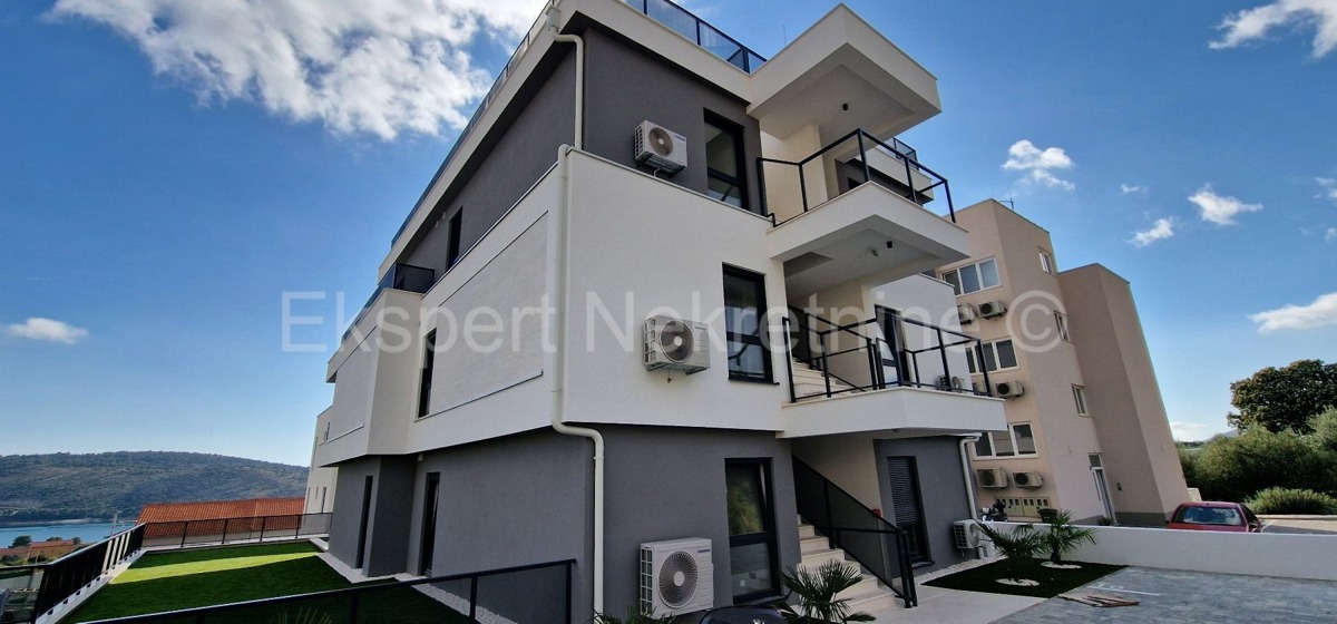 Trogir, luxury penthouse 160 m2, 2 garages, new building, sea view