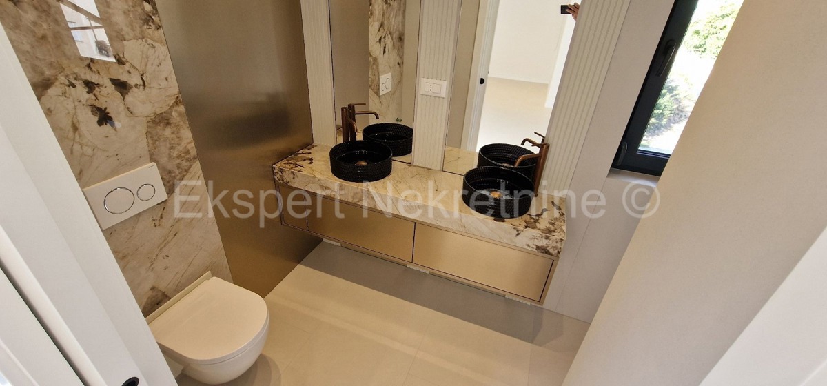 Trogir, luxury penthouse 160 m2, 2 garages, new building, sea view