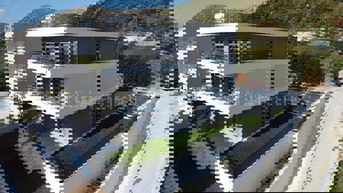 Trogir, luxury penthouse 160 m2, 2 garages, new building, sea view