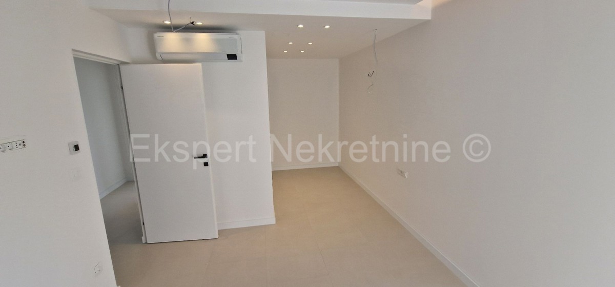 Trogir, luxury penthouse 160 m2, 2 garages, new building, sea view