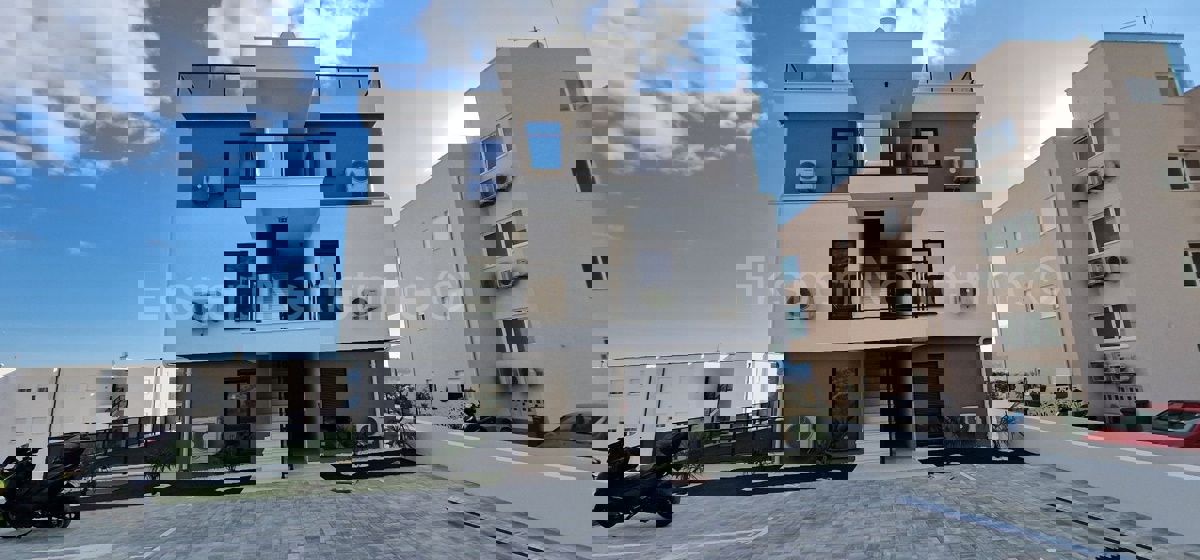 Trogir, luxury penthouse 160 m2, 2 garages, new building, sea view