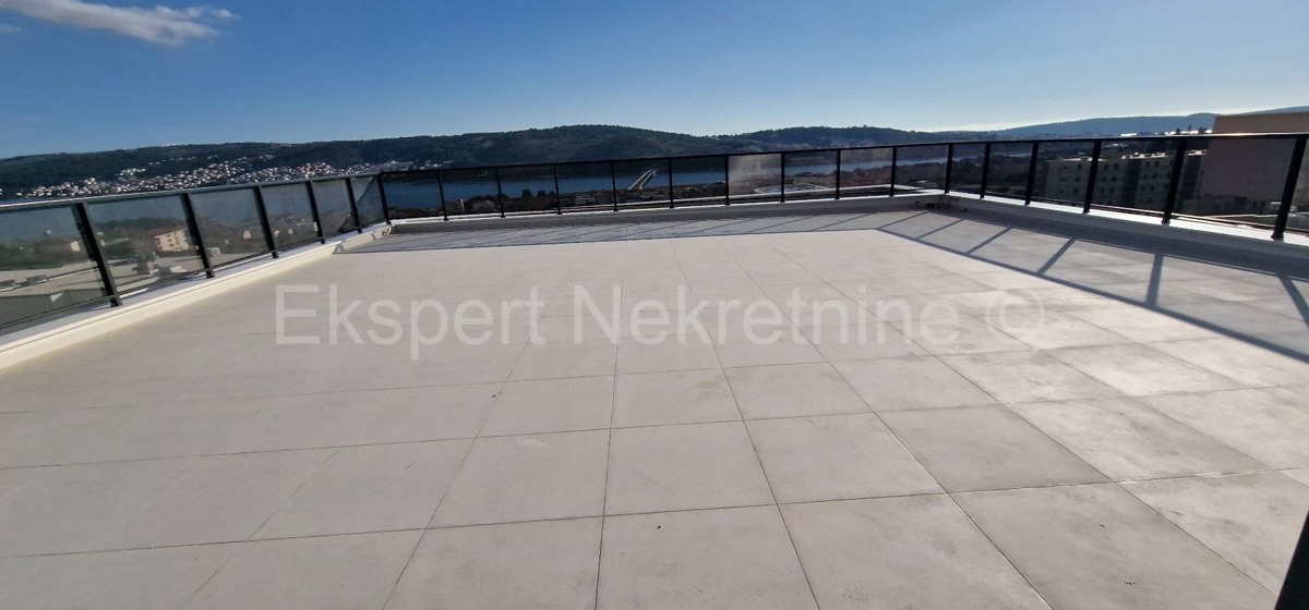 Trogir, luxury penthouse 160 m2, 2 garages, new building, sea view