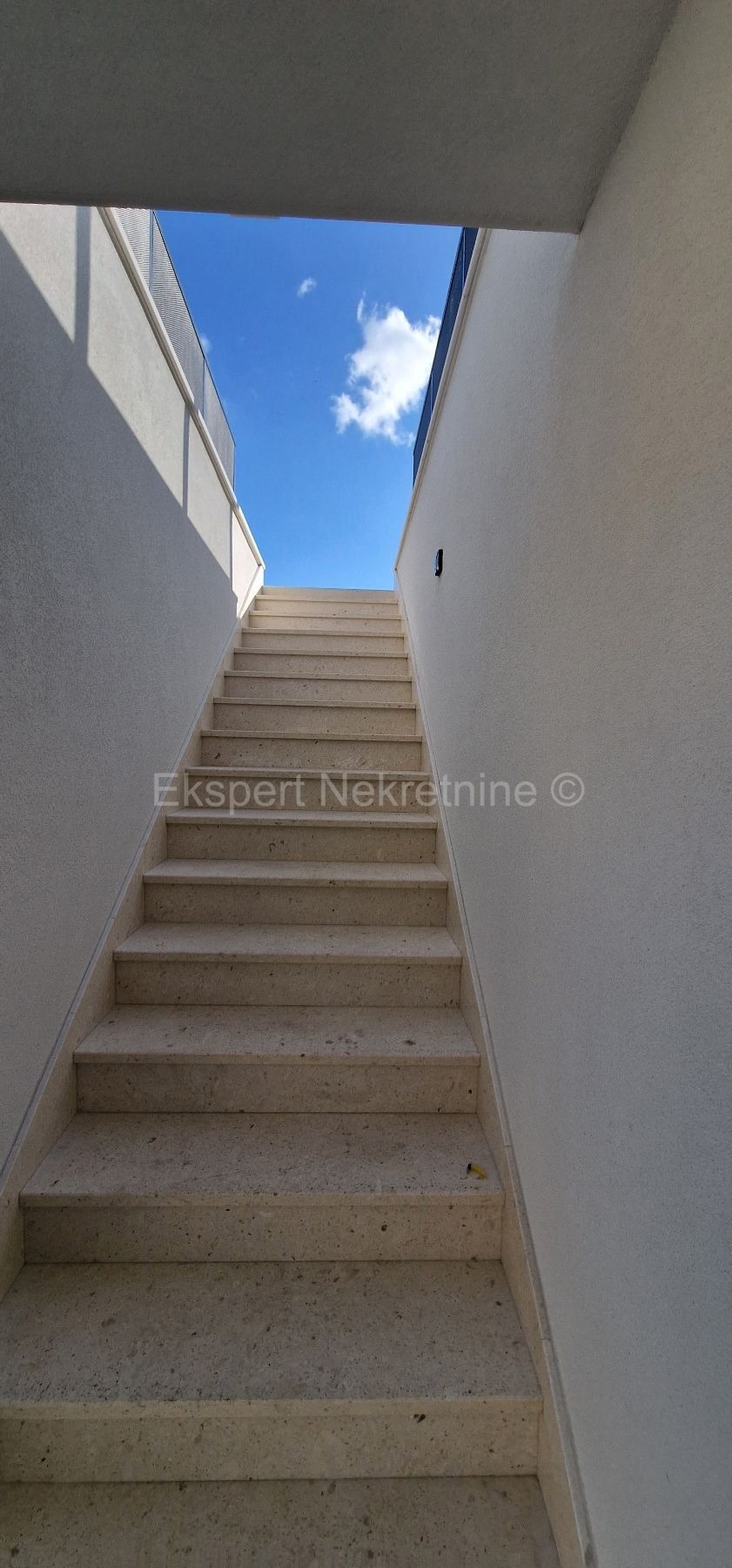 Trogir, luxury penthouse 160 m2, 2 garages, new building, sea view
