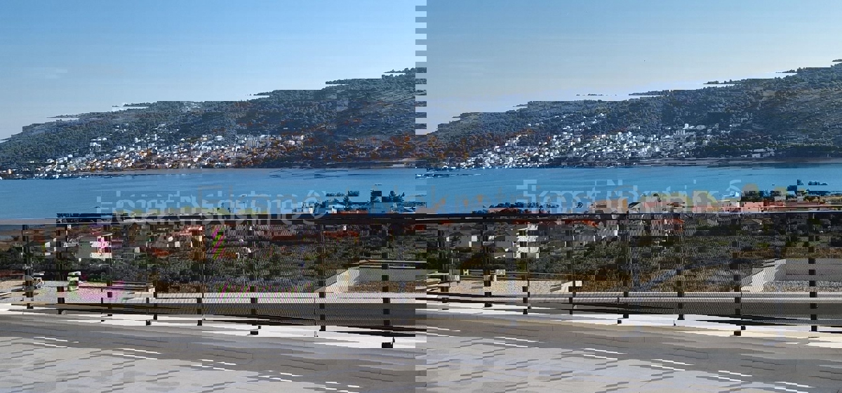 Trogir, luxury penthouse 160 m2, 2 garages, new building, sea view