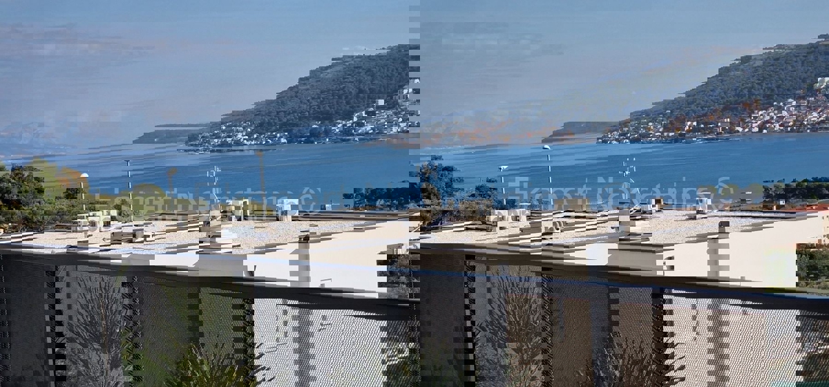 Trogir, luxury penthouse 160 m2, 2 garages, new building, sea view