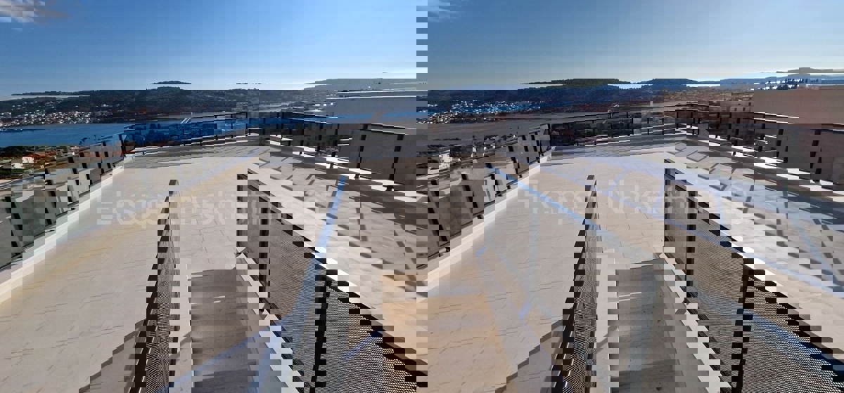 Trogir, luxury penthouse 160 m2, 2 garages, new building, sea view