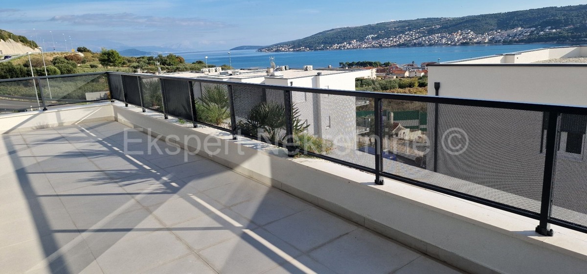 Trogir, luxury penthouse 160 m2, 2 garages, new building, sea view