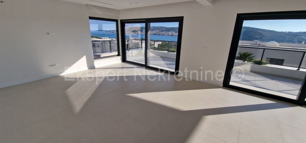 Trogir, luxury penthouse 160 m2, 2 garages, new building, sea view