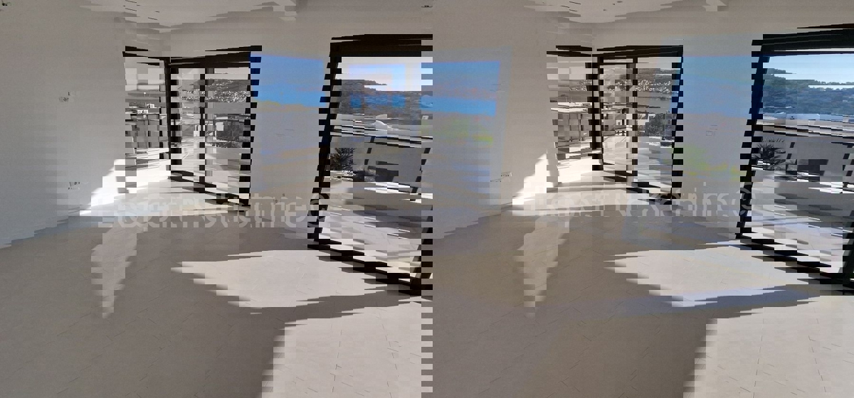 Trogir, luxury penthouse 160 m2, 2 garages, new building, sea view