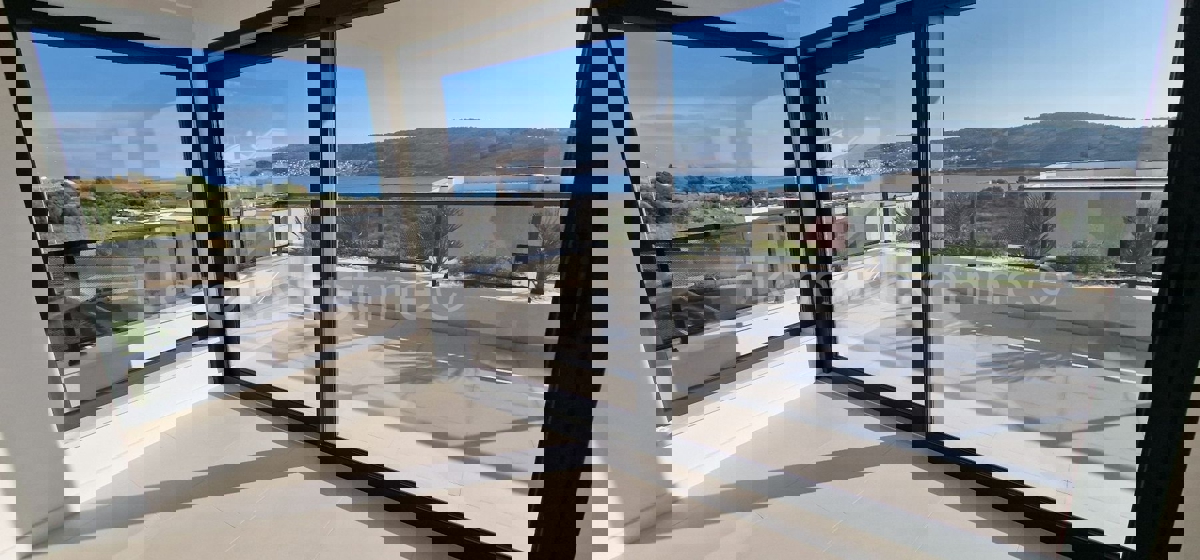 Trogir, luxury penthouse 160 m2, 2 garages, new building, sea view