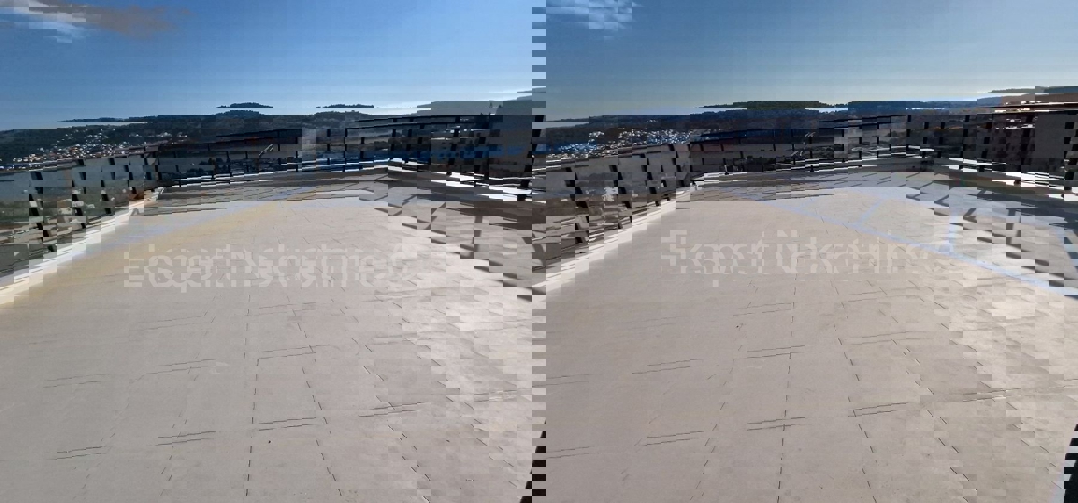 Trogir, luxury penthouse 160 m2, 2 garages, new building, sea view