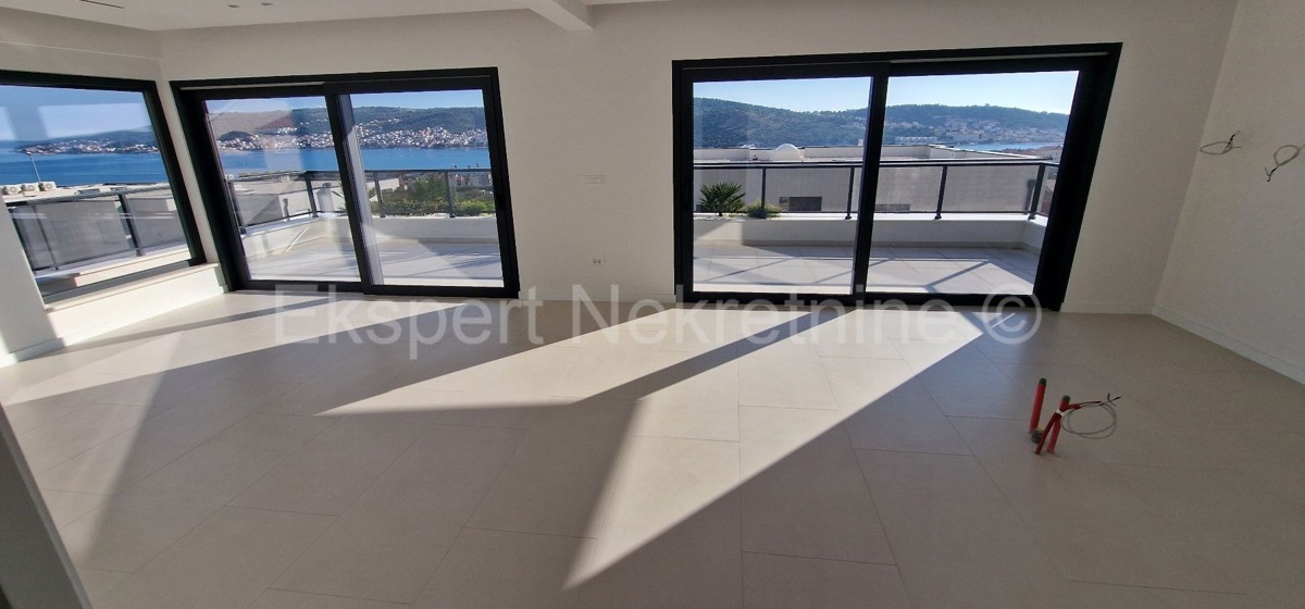 Trogir, luxury penthouse 160 m2, 2 garages, new building, sea view
