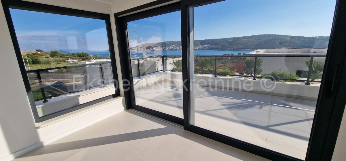 Trogir, luxury penthouse 160 m2, 2 garages, new building, sea view