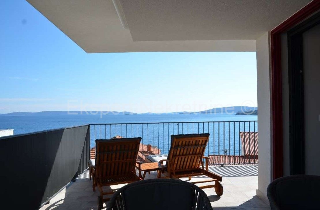 Seget Vranjica, penthouse 95 m2 only 60m from the sea and beach, open view