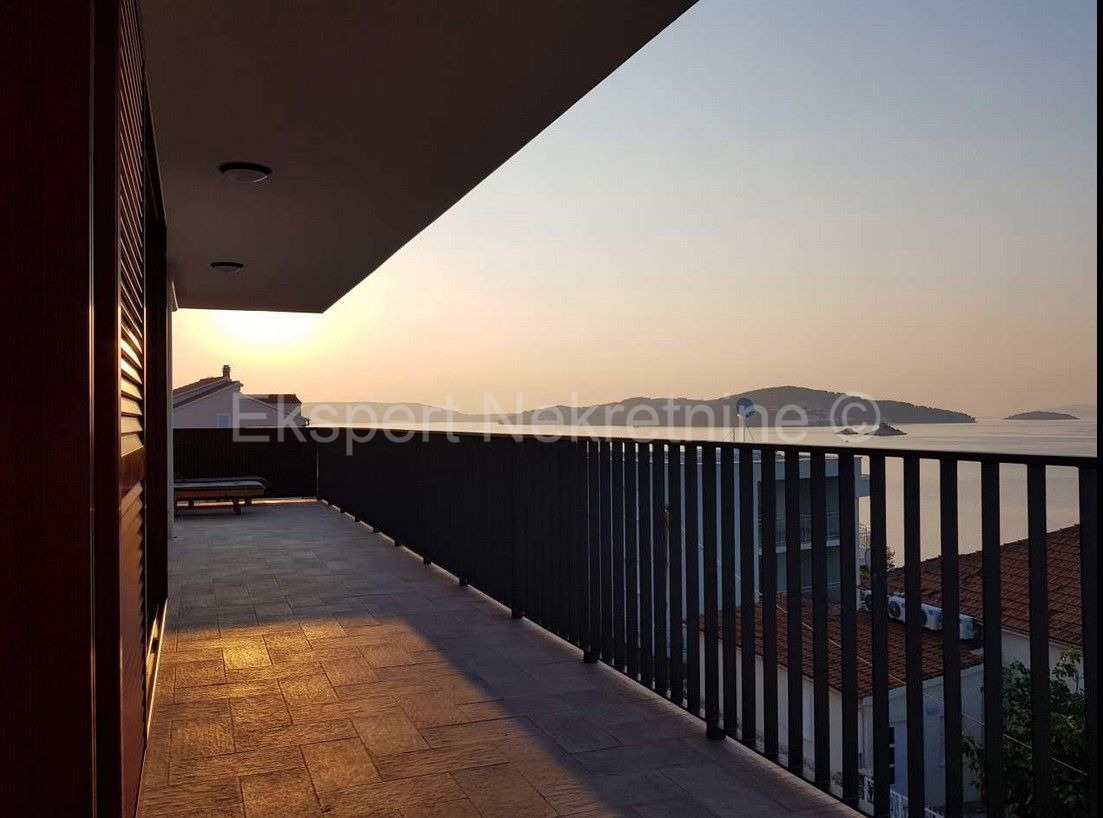 Seget Vranjica, penthouse 95 m2 only 60m from the sea and beach, open view