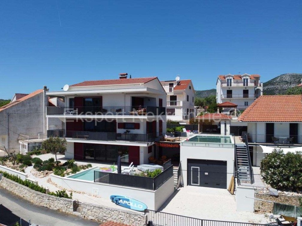 Seget Vranjica, penthouse 95 m2 only 60m from the sea and beach, open view