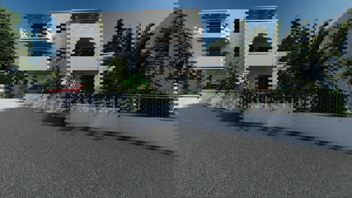 Ciovo, Slatine, 2-bedroom apartment 61 m2, 2nd floor, only 70 m from the sea, swimming pool