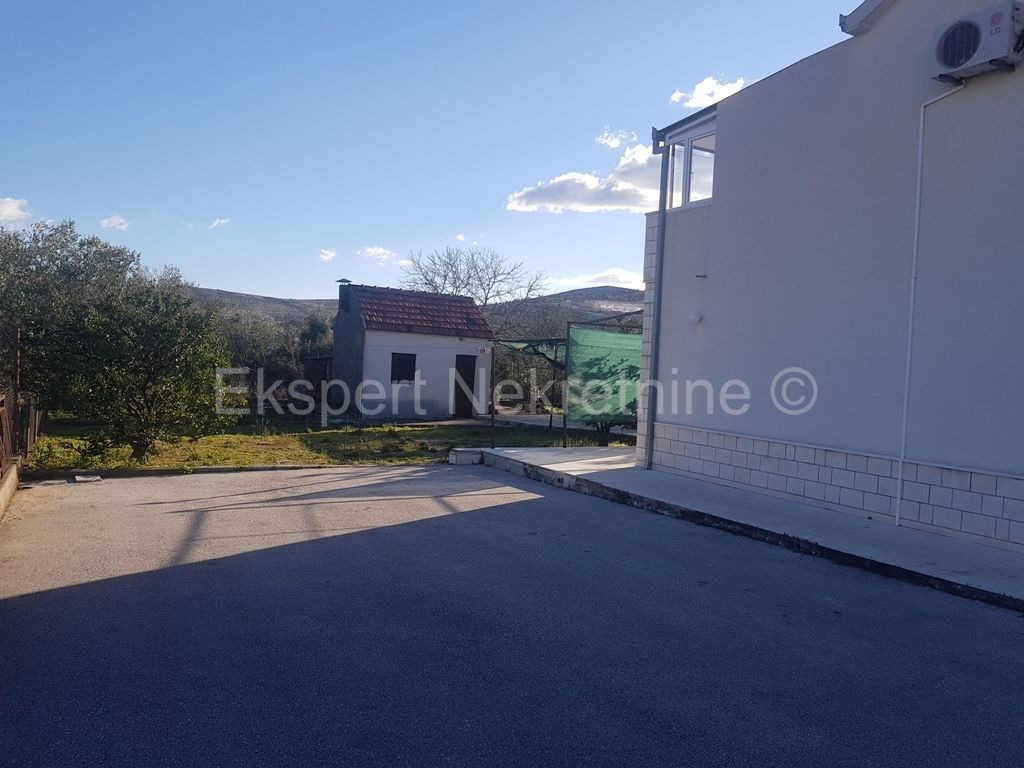 Trogir, Plano, due case con 3 garage, su 2100 m2 di terreno