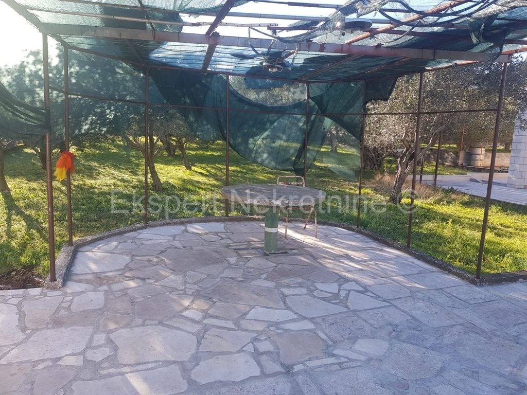 Trogir, Plano, due case con 3 garage, su 2100 m2 di terreno