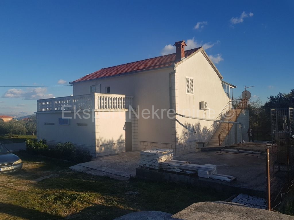 Trogir, Plano, due case con 3 garage, su 2100 m2 di terreno