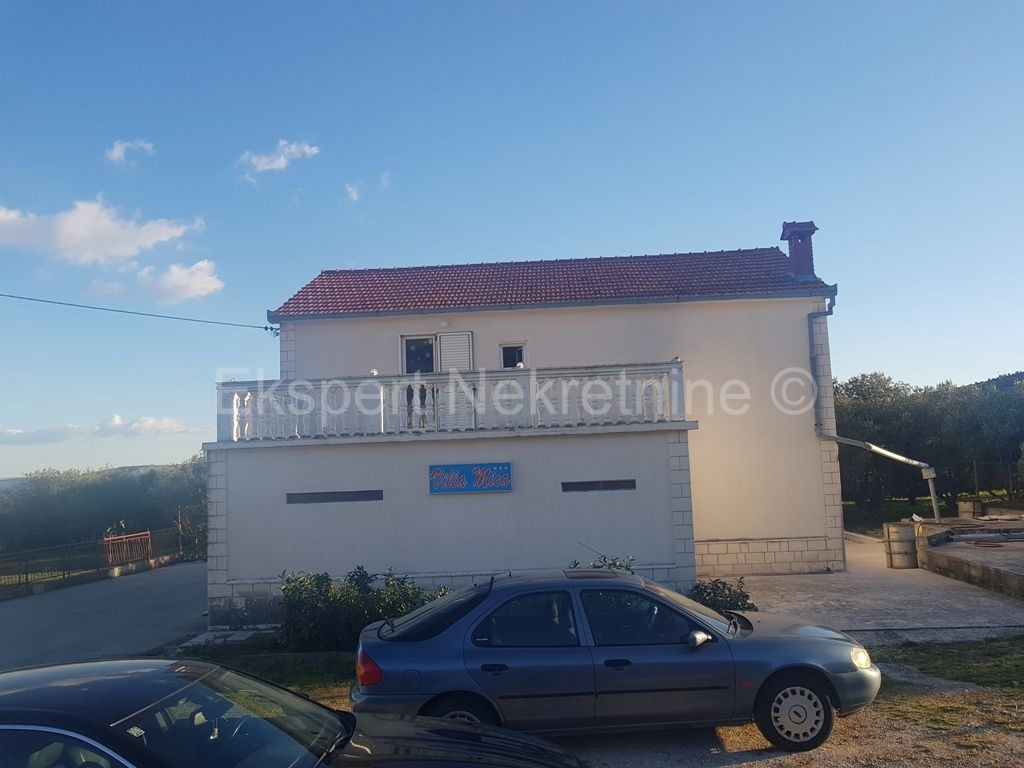 Trogir, Plano, due case con 3 garage, su 2100 m2 di terreno