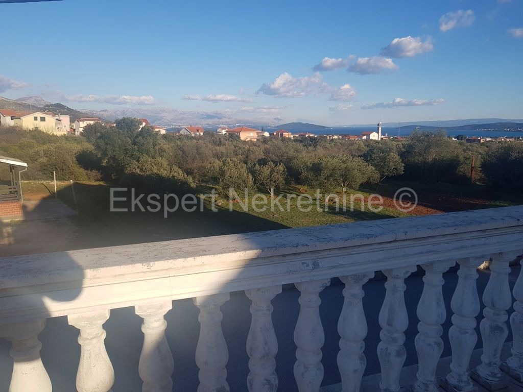 Trogir, Plano, due case con 3 garage, su 2100 m2 di terreno