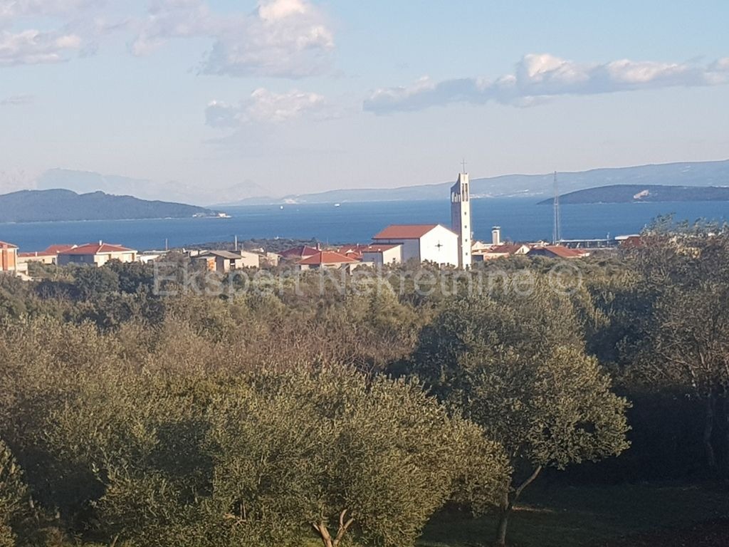 Trogir, Plano, due case con 3 garage, su 2100 m2 di terreno