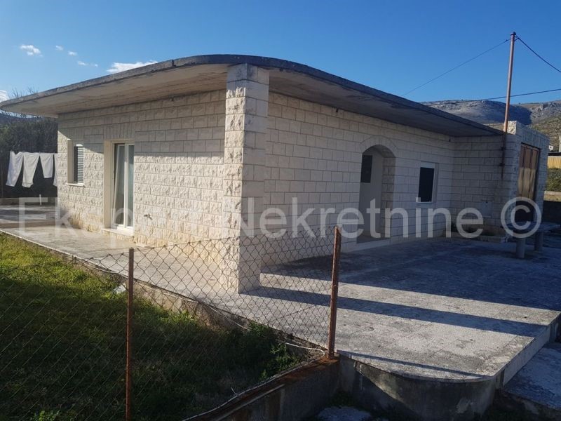 Trogir, Plano, due case con 3 garage, su 2100 m2 di terreno