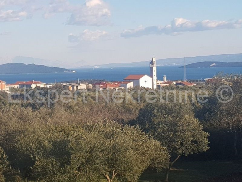 Trogir, Plano, due case con 3 garage, su 2100 m2 di terreno