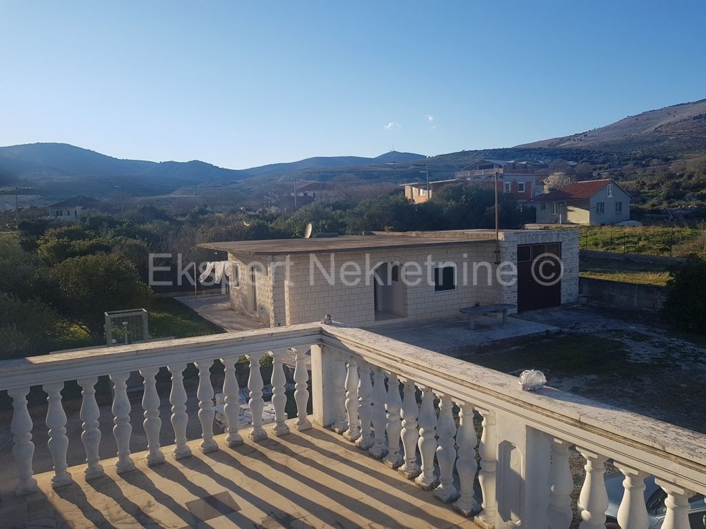 Trogir, Plano, due case con 3 garage, su 2100 m2 di terreno