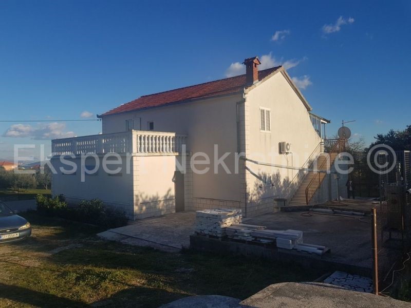 Trogir, Plano, due case con 3 garage, su 2100 m2 di terreno