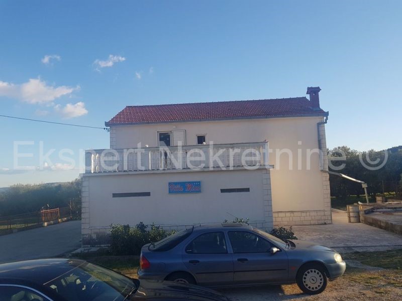 Trogir, Plano, due case con 3 garage, su 2100 m2 di terreno