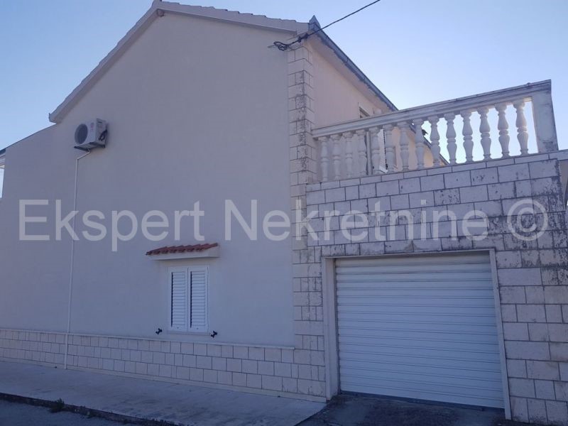 Trogir, Plano, due case con 3 garage, su 2100 m2 di terreno