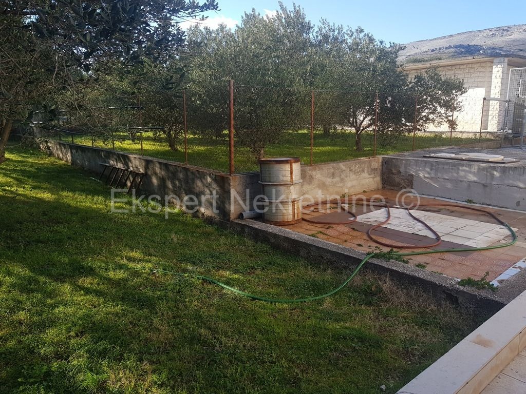 Trogir, Plano, due case con 3 garage, su 2100 m2 di terreno