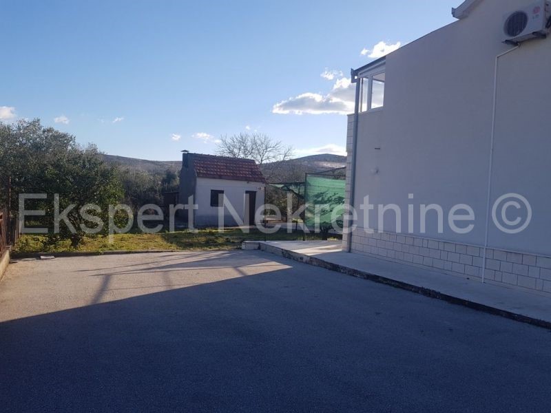 Trogir, Plano, due case con 3 garage, su 2100 m2 di terreno