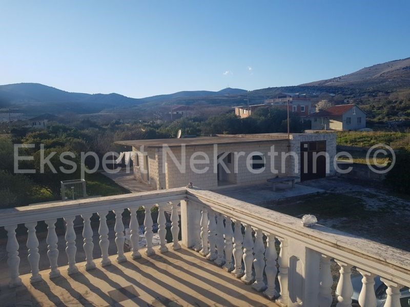 Trogir, Plano, due case con 3 garage, su 2100 m2 di terreno