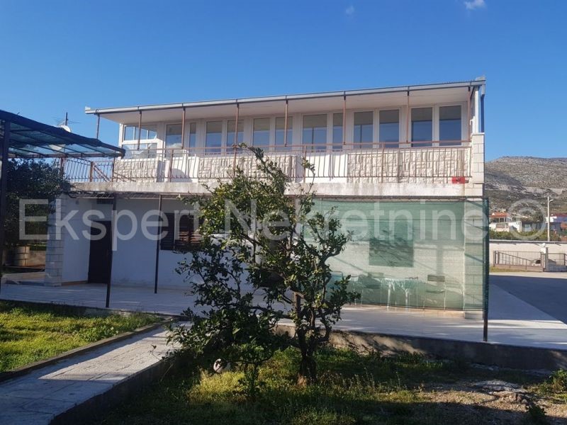 Trogir, Plano, due case con 3 garage, su 2100 m2 di terreno