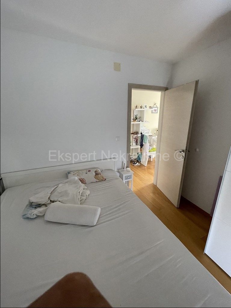 K. Gomilica, appartamento trilocale 58 mq al primo piano, 2 garage e garage esterno