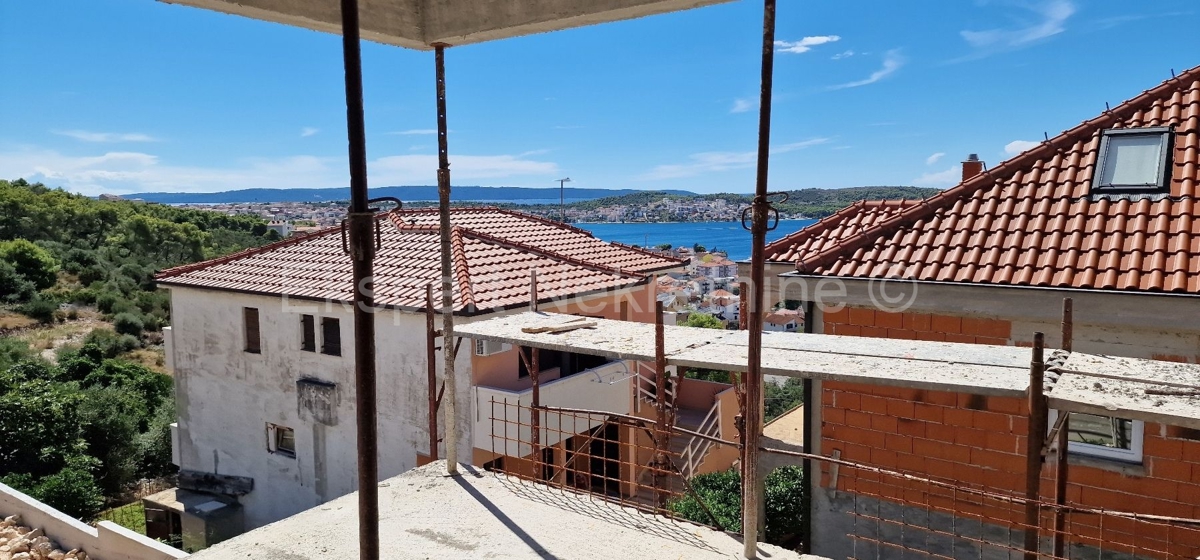 Trogir, Saldun, 3-room apartment 110 m2 + garden 50 m2, large terrace (34 m2), new construction